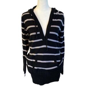 Derek Heart hooded long sleeve sweater. Size XL. Black/gray. Front pocket.